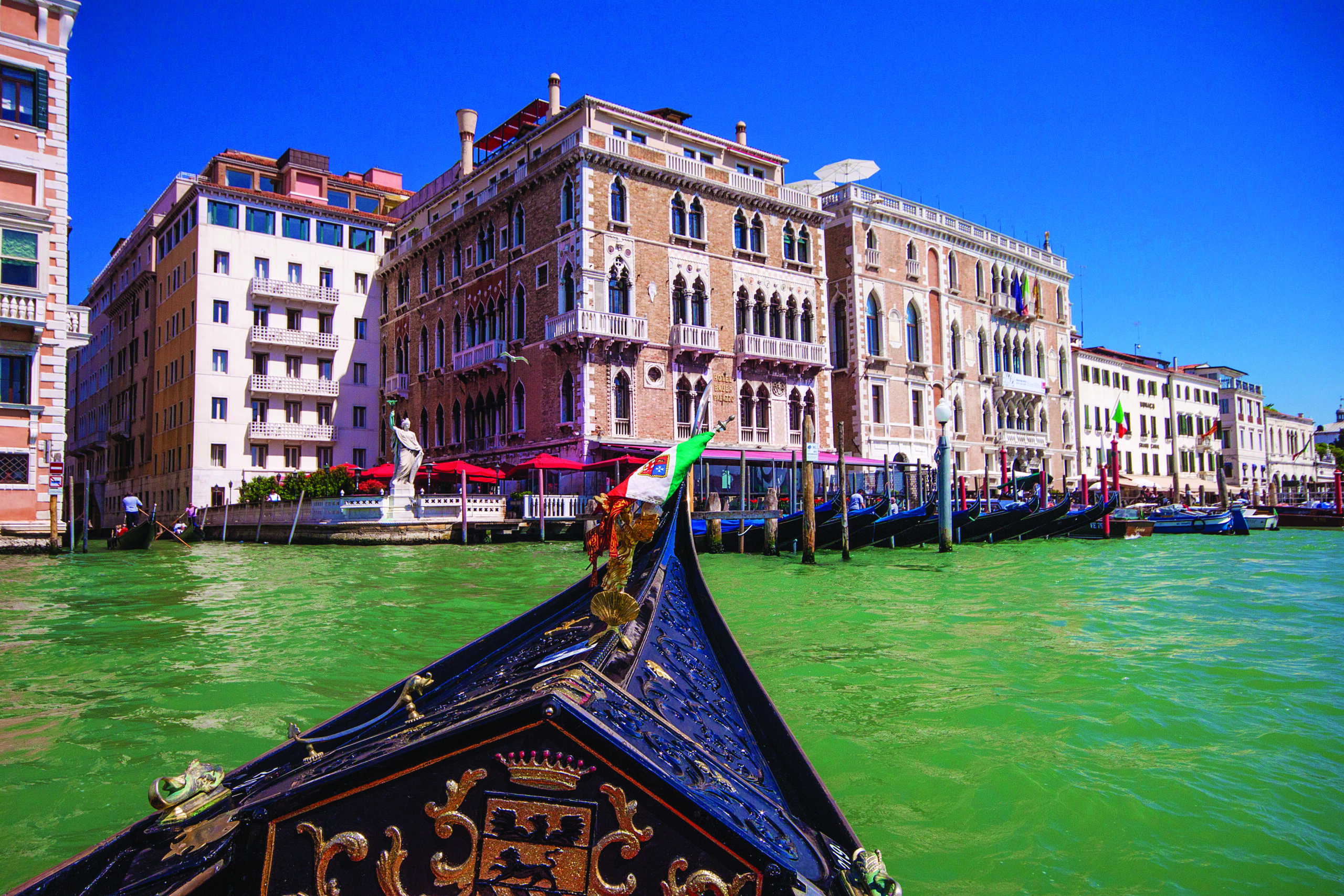 Scorcio serale di un canale illuminato